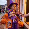 Cargar la imagen en la vista de la galería, Gloveya personalizada para Halloween para niñas
